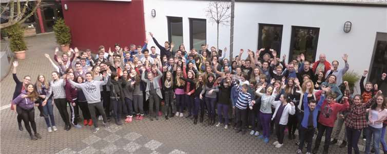 Der winterlichen Kälte zum Trotz: Über 120 Schülerinnen und Schüler vom Chor und Orchester des Eichendorff-Gymnasiums bereiteten sich in der Jugendherberge Oberwesel auf das Geistliche Konzert vor. Die Begeisterung ist den Kindern sowie ihren Lehrern anzusehen. Hansjörg Schütz