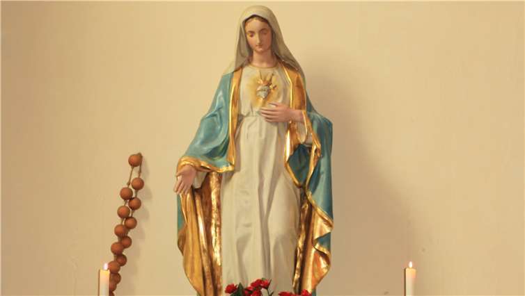 Der wunderschön geschmückte Altar wartet auf die Gläubigen. Foto: Kerstin Pauken