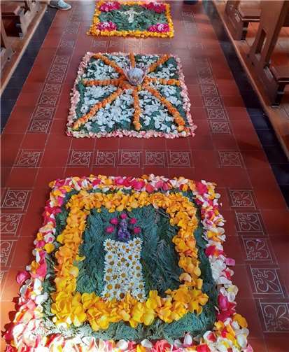 Der wunderschön gestaltete Blumenteppich gab dem Gottesdienst den feierlichen Rahmen. Foto: privat