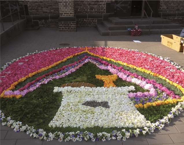 Der wunderschöne Blumenteppich in Kripp zeigt die fünf Zelte der Pfarreiengemeinschaft Remagen und den Kripper Altar mit Fisch.