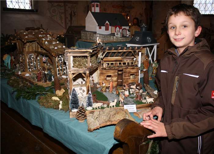 Der zehnjährige Jonas Sturm aus Kobern-Gondorf hattemit seinem selbst gebastelten Krippchen Ausstellungspremiere. Fotos: TE