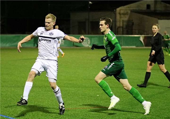 Der zentrale Mittelfeldspieler Finn Götte (l.) hatte beim Oberligisten FV Engers viel zu tun, machte seine Sache aber insgesamt sehr gut.Foto: privat