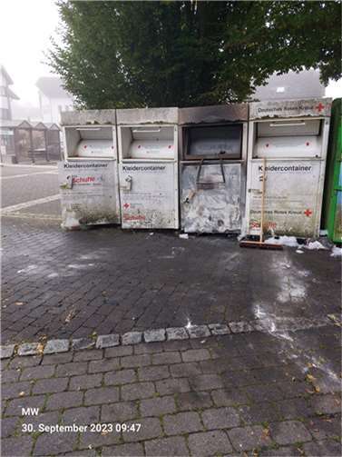 Der zerstörte Altkleidercontainer. Quelle: Stadt Selters