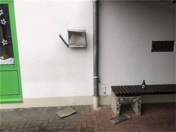 Löf: Vandalismus bei Party auf Schulhof Der zerstörte Briefkasten auf dem Schulhof.