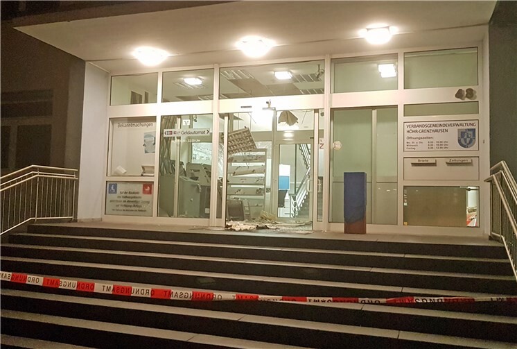 Der zerstörte Eingangsbereich des Rathauses in der Nacht des 16. Februar.Foto: Thilo Becker.