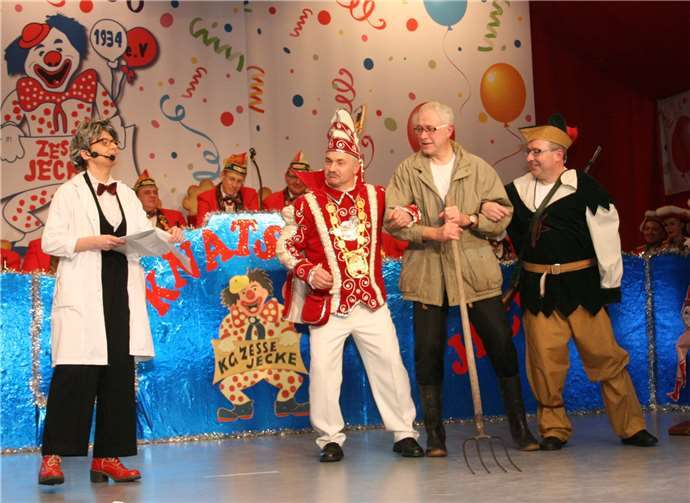 Der „zerstreute Professor“ Susanne Dietzler mit Anschauungsobjekten.