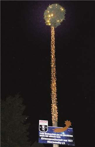 Der zum ersten Mal von der Kirmesgesellschaft aufgestellte Weihnachtsbaum wurde mit mehreren hundert Lichtern illuminiert.