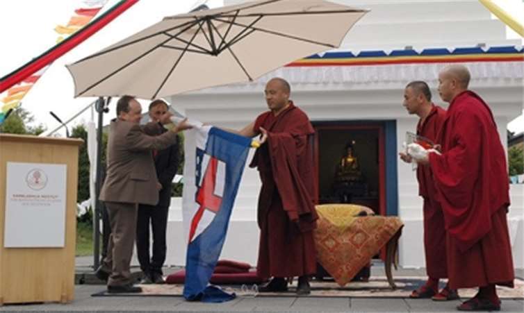 Der zweimalige Besuch seiner Heiligkeit Karmapa in Langenfeld, hier ein Bild aus 2014, gehört zweifelsohne zu den Highligts des Instituts. Fotos: privat