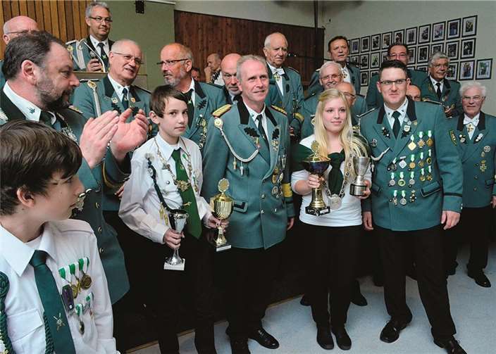 Der zweite Brudermeister Jürgen Marzi Mitte hatte den Jugendprinzen Mark Hoffmann und Laura Gottlob die Pokale überreicht.