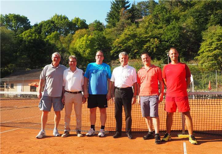 Der zweite Vorsitzende, Christian Krupp (links), sprach den Sponsoren gegenüber seine Anerkennung aus (v.l.): Dr. Heinz Haupt, Lukas Brust, Werner Orth, Rainer Konrad, Jörg Schlich (1. Vorsitzender).