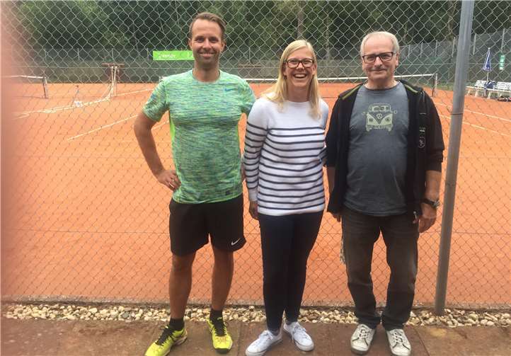 Der zweite Vorsitzende Jörg Schlich (l.) und Vorsitzender Josef Wiemer zeichneten Natascha Rausch für 25-jährige Mitgliedschaft aus. privat