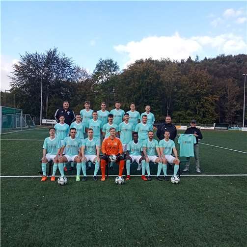 Der zweiten Mannschaft des TuS Oberwinter wurde ein neuer Trikotsatz gesponsert. Quelle: TuS Oberwinter