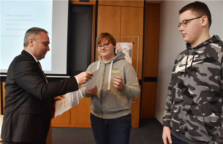 Der zweitplatzierten Gruppe Alles unter unser Dach aus Dierdorf überreichte Carste Nafe 100 Euro als Preis.
