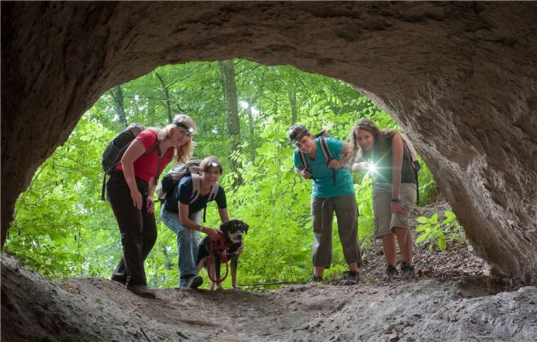 Der zwölf Kilometer lange „Höhlen- und Schluchtensteig Kell“ hat viele tolle Facetten zu bieten, so zum Beispiel die beeindruckenden Trasshöhlen.Foto: Klaus-Peter Kappest