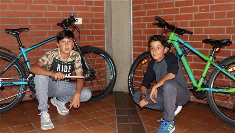 Der zwölfjährige Wadih und der zehnjährige Jonas beim Fahrradcheck. Stadt Meckenheim