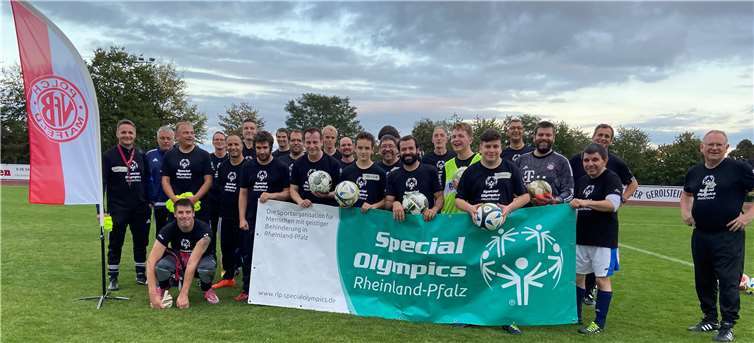 DerVFB Polch hatte an zwei Trainingsabenden zahlreiche Kicker und Trainer aus der Region mit und ohne Behinderung zusammen gebracht, die gemeinsam trainierten und Inklusion vorlebten. Foto: privat