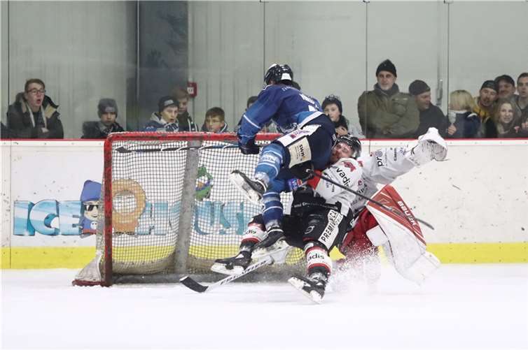 Derbys zwischen Neuwied und Diez, das sind immer auch intensive Zweikämpfe so wie hier zwischen EHC-Angreifer Deion Müller (blaues Trikot) und EGDL-Verteidiger Nils Krämer.Foto: EHC Die Bären 2016