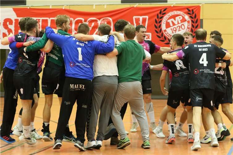 Derbysieg: Grenzenloser Jubel bei den Rheinbacher Oberliga-Handballern nach dem Abpfiff.  Copyright: Rocco Bartsch