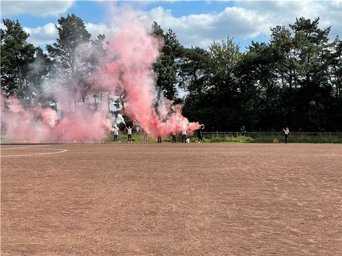 Derbyzeit - die Kurve steht bereit: We are red, we are white - we are Mount Queck dynamite.Quelle: SV Rot-Weiß Queckenberg