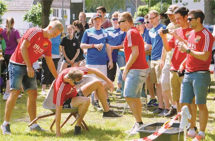 Derjenige, der in der Schubkarre saß, sah nichts.