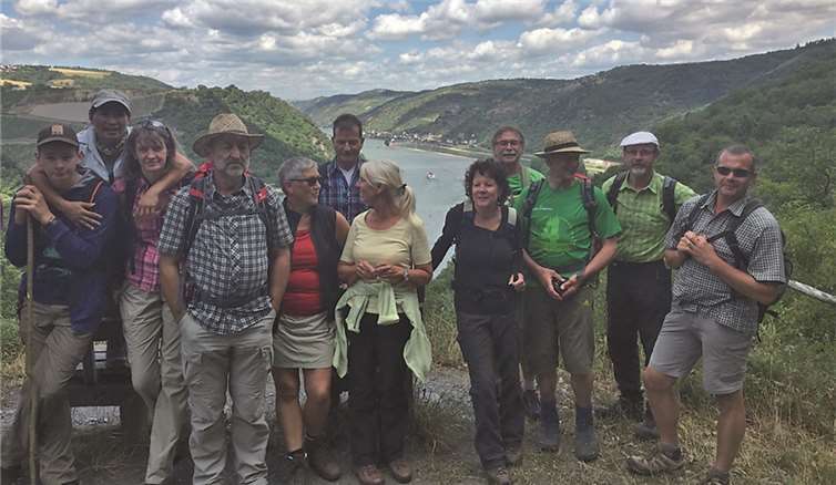 Dernau.  Vor Kurzem traf sich eine muntere Wanderschar des Eifelvereins Dernau am „Posten 6“, um mit Pkws nach Kaub an den Mittelrhein zu fahren. Vom Bahnhof in Kaub ging es bei herrlichem Wanderwetter über Weinbergswege hinauf zur Burg Gutenfels auf den Rheinsteig. Hier ging es durch die Weinberge des Mittelrheintals, steile Felshänge, über Waldwege und immer wieder mit herrlichen Aussichten auf den Rhein, Burg Pfalzgrafenstein, die Hunsrückhöhen auf der anderen Rheinseite, Bacharach und der Burg Stahleck durch das Niedertal nach Lorch. Die wunderschöne Wanderung wurde in einem Weinlokal in Kaub gemütlich ausklingen gelassen. privat