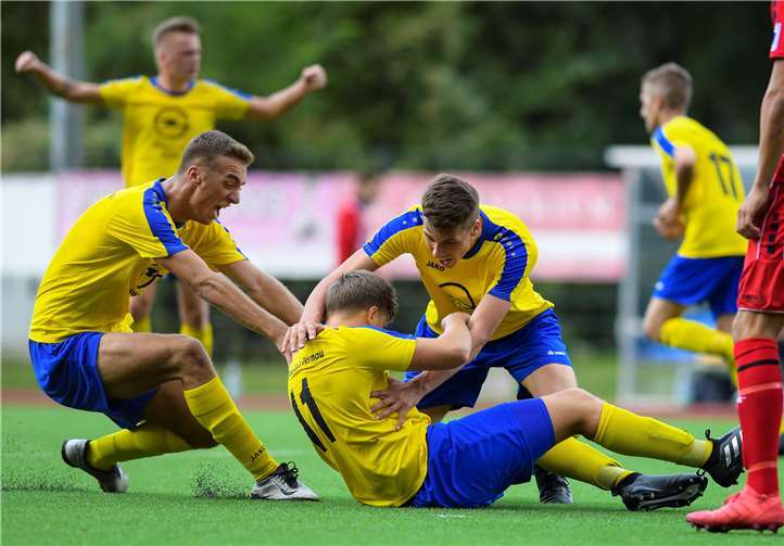 Dernau bejubelt den Treffer zur 3 : 2 Führung durch Tim Rieder. Foto: Daniel Schäfer