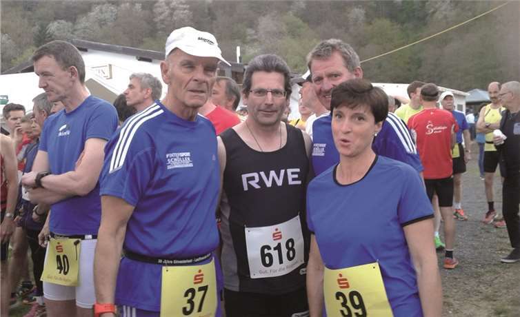 Dernauer Läufer vor dem Start beim Volkslauf in Hönningen.privat