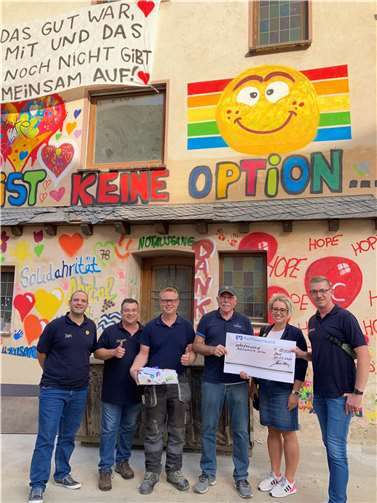 Dernaus Bürgermeister Fred Sebastian (Dritter v. r.) nimmt den Spendenscheck der Merler Dorfgemeinschaft e.V. entgegen.Foto: privat