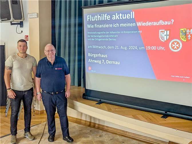 Dernaus Ortsbürgermeister David Fuhrmann (li.) und Gerold Sprenger, Qualitätsmanager der Johanniter-Fluthilfe, freuten sich über das erneut große Interesse an der Veranstaltung „Fluthilfe aktuell – Wie finanziere ich meinen Wiederaufbau?“.  Foto: Thorsten Trütgen / VG Altenahr