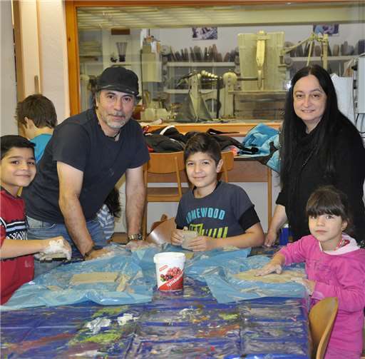 DersyrischeKünstler RustumHaj Ramadan hatte inAleppo ein Atelier und kennt sich aus mit Ton. Die Kinderhatten Spaß beim ge-meinsamen Projekt.Foto: privat