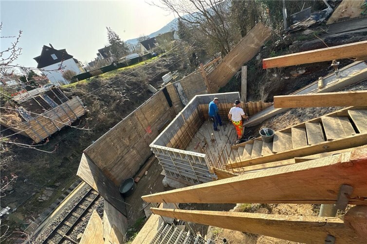 Derweil werden die zukünftigen Widerlager eingeschalt.