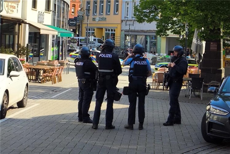 Derzeit befinden sich zahlreiche Polizeikräfte im Bereich Sinzig im Einsatz.