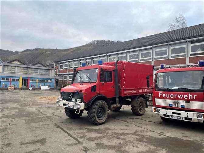 Derzeit dient der Schulhof der Grundschule Dernaus als Parkplatz für Fahrzeuge der Feuerwehr.  Foto: ROB