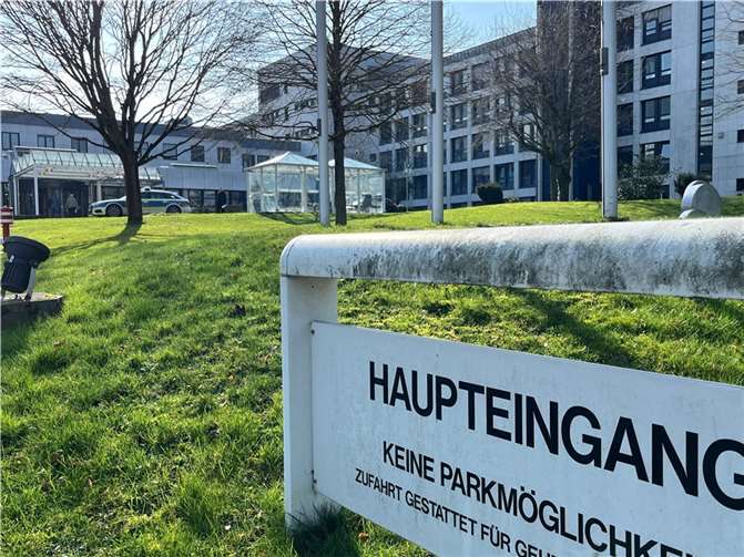 Derzeit diskutiert man im BMVg, den Zentralen Sanitätsdienst mit Hauptsitz in Koblenz zu zerschlagen und den anderen Truppenteilen zu unterstellen. Die Abgeordneten Rüddel und Oster befürchten, dass sich eine nicht zu Ende gedachte Auflösung der Behörde auf die gut funktionierenden Strukturen, auch hinsichtlich der zivilen medizinischen Versorgung, wie im Bundeswehrzentralkrankenhaus, auswirken könnte.  Foto: Michaela Cetto
