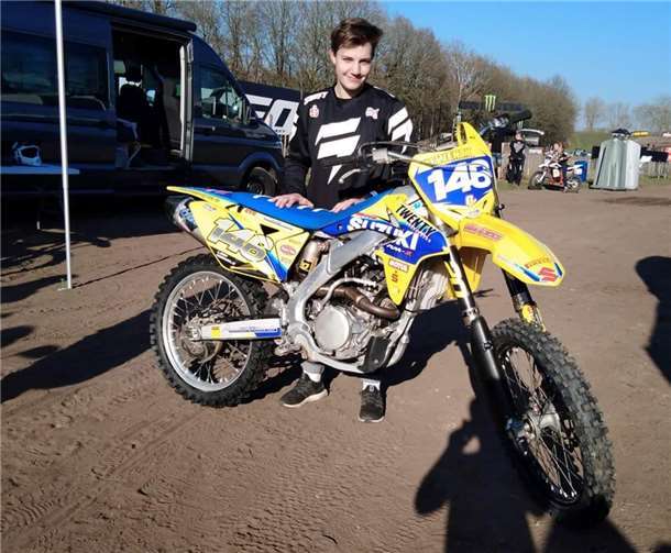 Derzeit fährt Lisa Michels eine „Suzuki RMZ 250“, die bei den Rennen einiges aushalten muss.Fotos: DU