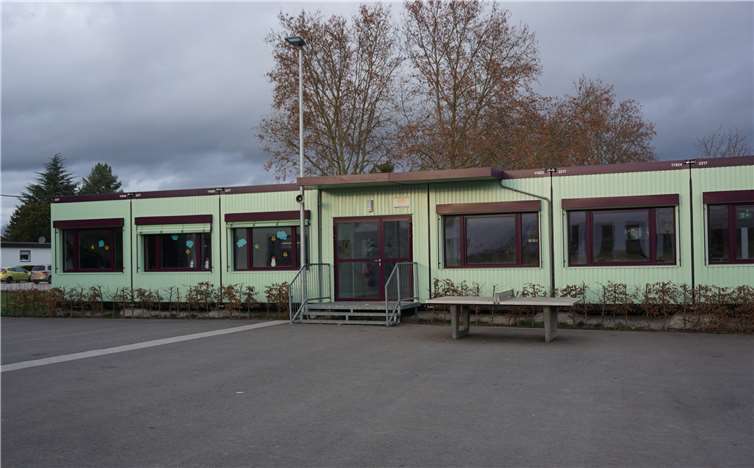 Derzeit müssen Klassen im Container unterrichtet werden, der Stadtrat genehmigt 1,355 Millionen Euro für einen Schulerweiterungsanbau.