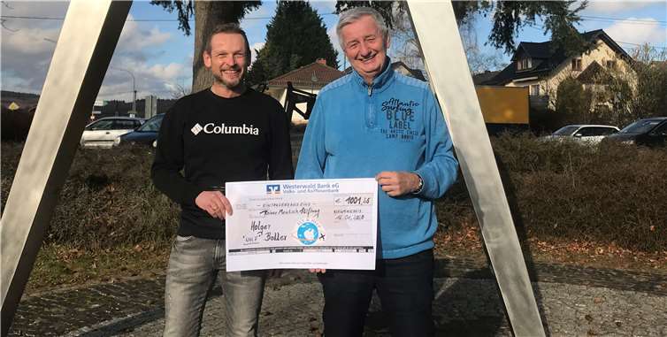 Derzeit trainiert Boller bereits für das noch junge Jahr 2020 und konnte nun in seinem Heimatort Reiner Meutsch persönlich für dessen Stiftung den symbolischen Scheck überreichen.Foto: privat