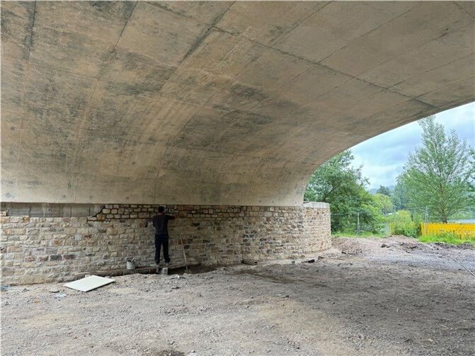 Derzeit werden die Natursteine am neuen Bauwerk angebracht.