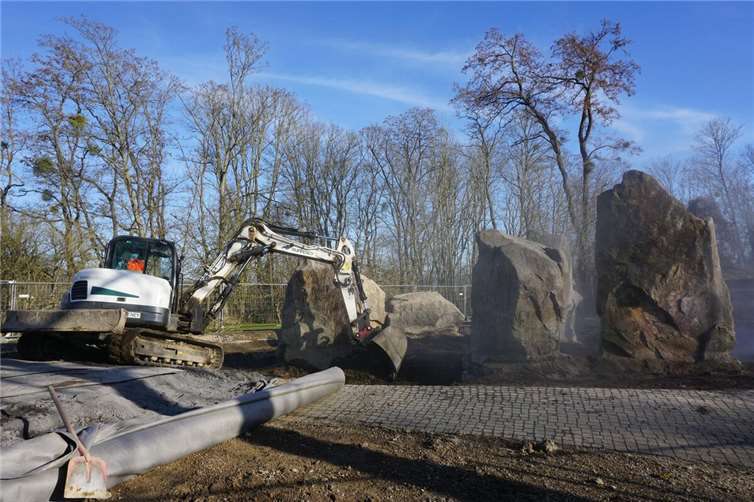 Derzeit wird das Fundament der bestehenden Felsen auf dem Kletterspielplatz am Werk Bleidenberg ertüchtigt. Darauf wird dann ein Kletterparcours aus Edelstahlrohren, sogenannte Whoop Loops, gesetzt. Voraussichtlich Anfang Juli soll das neue Angebot fertig sein. Foto: Stadt Koblenz / Verena Groß