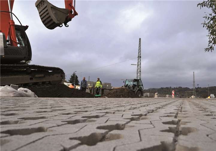 Derzeit wird der Abschnitt des Güterbahnhofs zur Landsegnung hin gepflastert. Zum Weihnachtsgeschäft werden hier weitere 80 Parkplätze entstanden sein. Stadt Andernach/Maurer