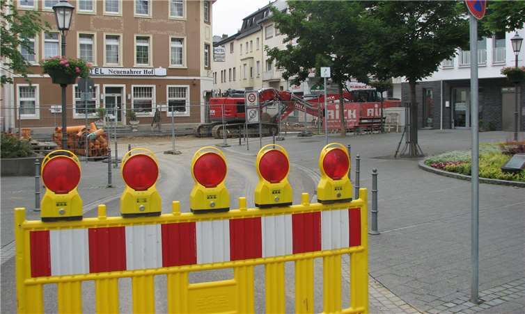 Derzeit wird der Verkehr von der Jesuitenstraße ab dieser Stelle über die Wadenheimer Straße in die Kreuzstraße geführt.
