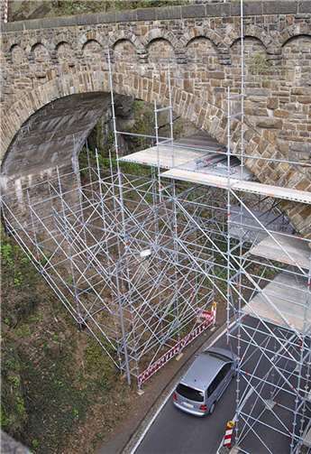 Derzeit wird die Bogenbrücke instand gesetzt. wite