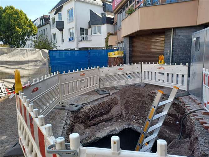 Derzeit wird ein kleines Teilstück der Stadtbachverrohrung unterirdisch saniert. Es handelt sich um den Abschnitt, der quer unter dem Gebäude der ehemaligen Sparkasse verläuft. Die Einstiegsgrube befindet sich neben der Zufahrt zur Tiefgarage Altstadt am Steinweg.  Foto: Stadt Montabaur / Christina Weiß