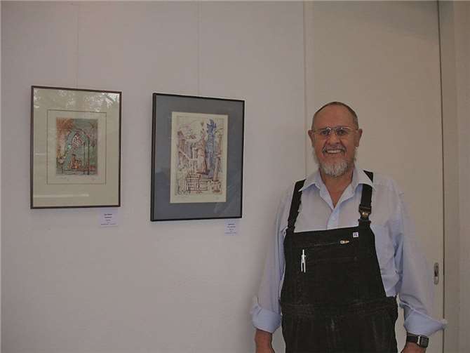 Des bekannte Künstler Dr. Carl Körner neben zwei seiner Kupferdrucke. privat