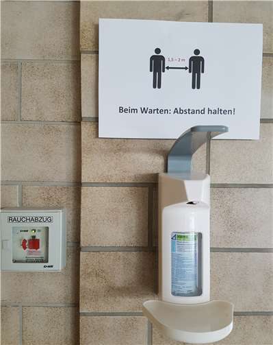 Desinfektionsmittel stehen für die Schülerinnen und Schüler bereit. Foto: Realschule plus und Fachoberschule Mendig