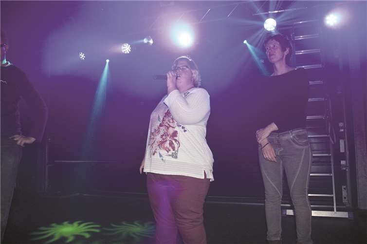 Desirée Hofmann und Nicole Wolf geben die Tanzfläche frei.  Privat