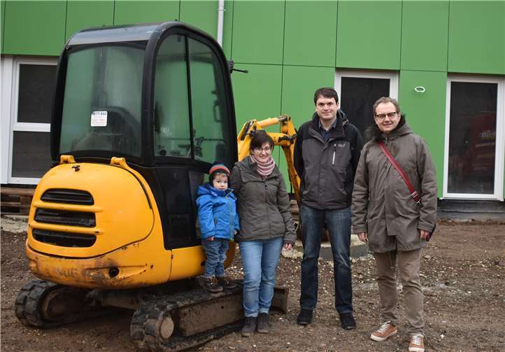 Desiree Rech, Dominik Philippsen und Werner Wischnewski (von links) vertraten bei der öffentlichen Begehung die Interessen der Elternschaft. Foto: privat