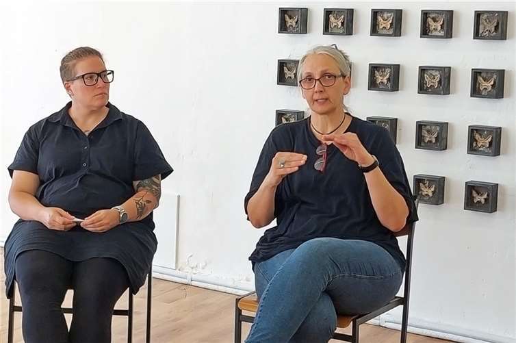 Désirée Wickler (l.) im Gespräch mit Eva Ademi  Foto: : Kunstverein Linz am Rhein e.V.
