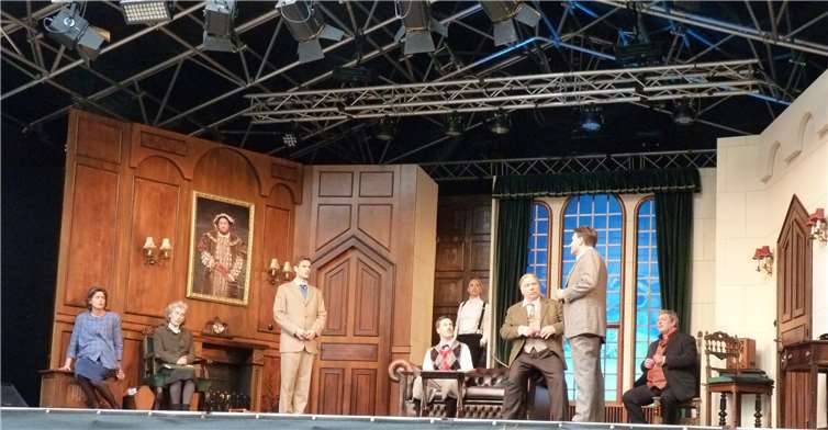 Detective Sergeant Trotter (2.v.r.) verhört die Verdächtigen.