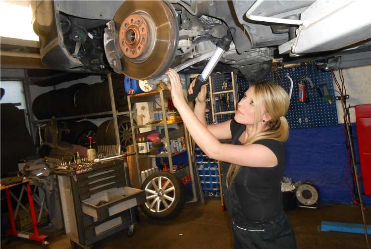 Detektivarbeit: Jeden Tag andere Fehler an den Kundenfahrzeugen zu finden, das mag Michelle Schausten an ihrem Job. Fotos: Privat